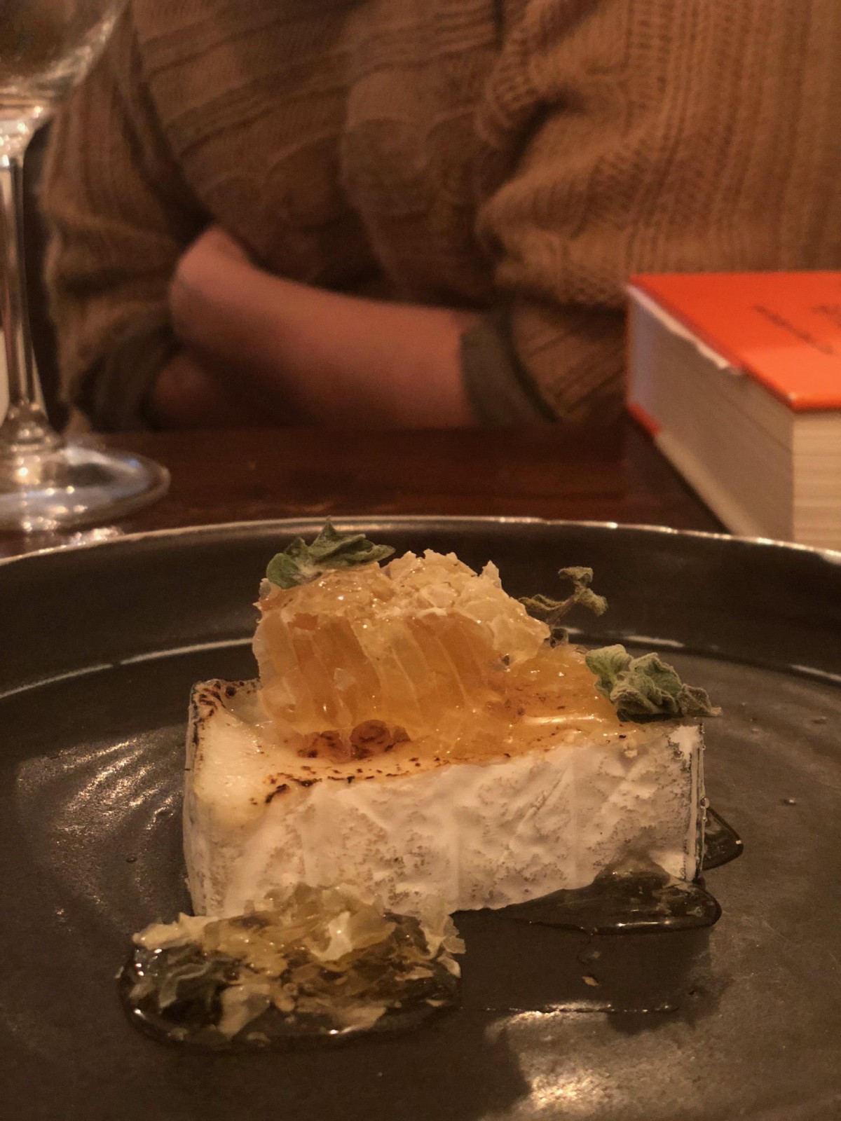 גבינת ולנסיי חמה של משק ברקנית עם יערת דבש ספונטנית, רוטנברג
